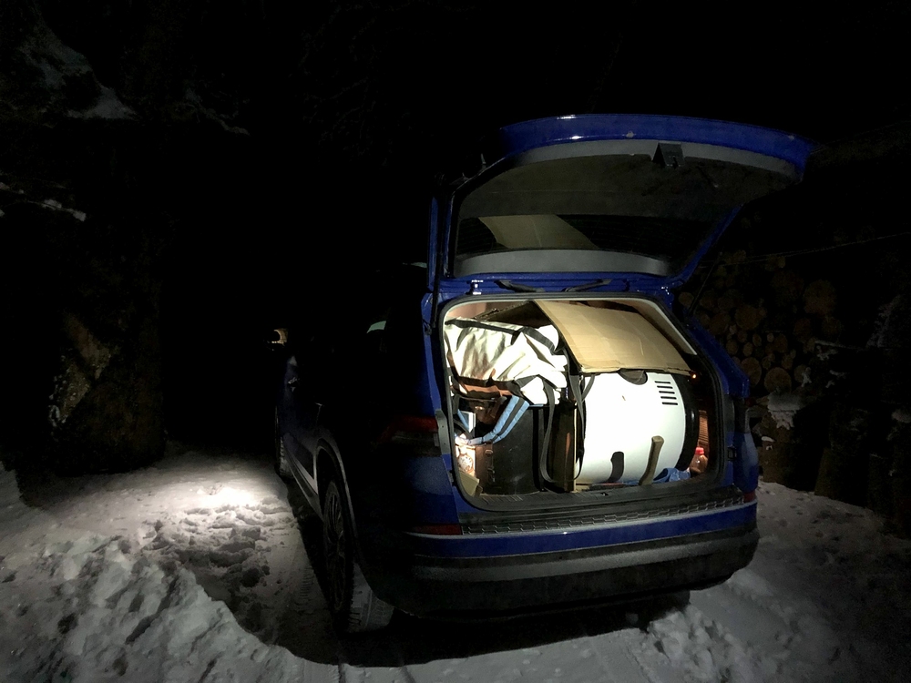 A za nádrží brutar, taky téměr na milimetry