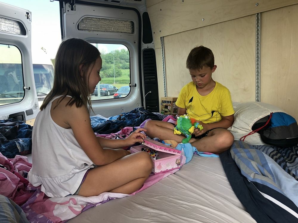 Maky nakupuje, děcka si vzadu hrajou