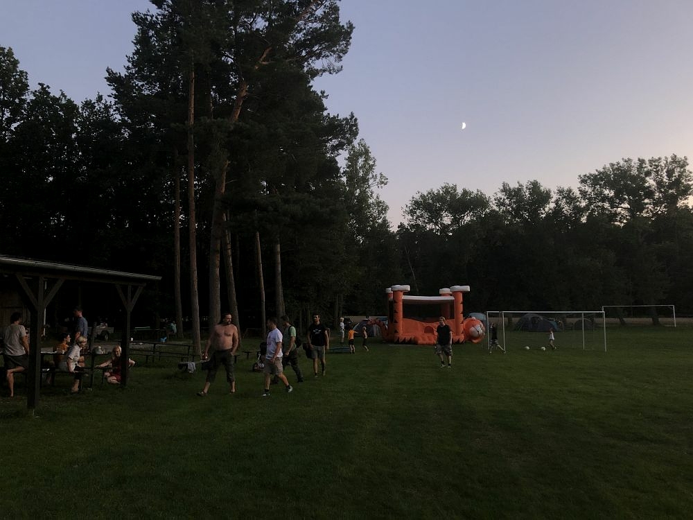Tady se slaví, vzadu stany, a skákací hrad byl super nápad