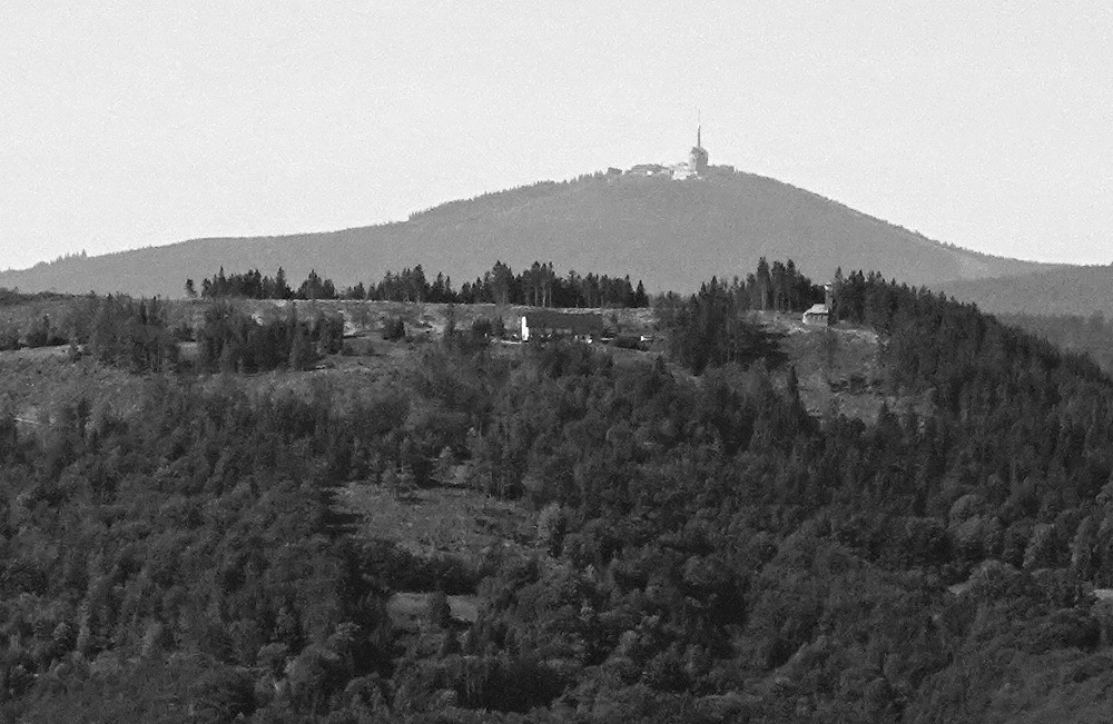 Kozubová vpředu, Lysá vzadu, jsou od sebe 15km