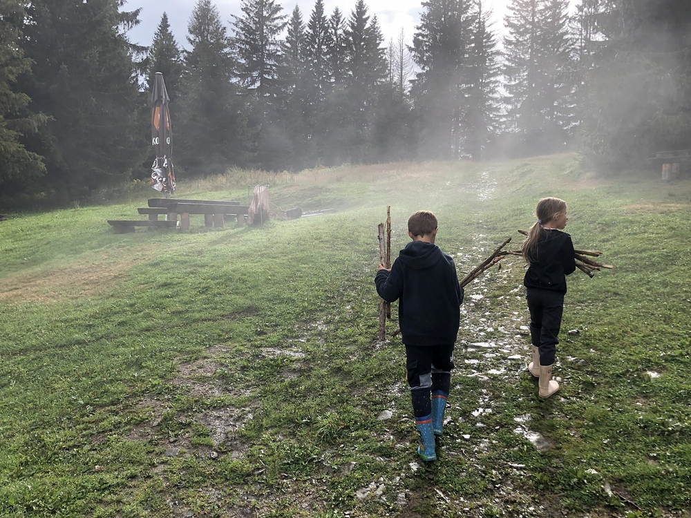Je po dešti, klacky vezeme autem dolů pod hory. Na domeček.