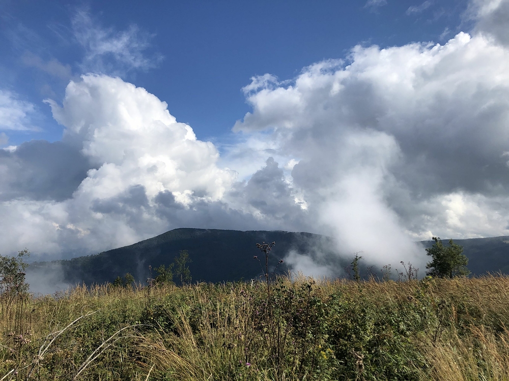 Vzadu Ostrý, tam jsem před hodinou projížděl