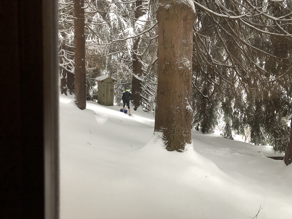 Ráno ze spacáku pozoruju jak se Laďa činí