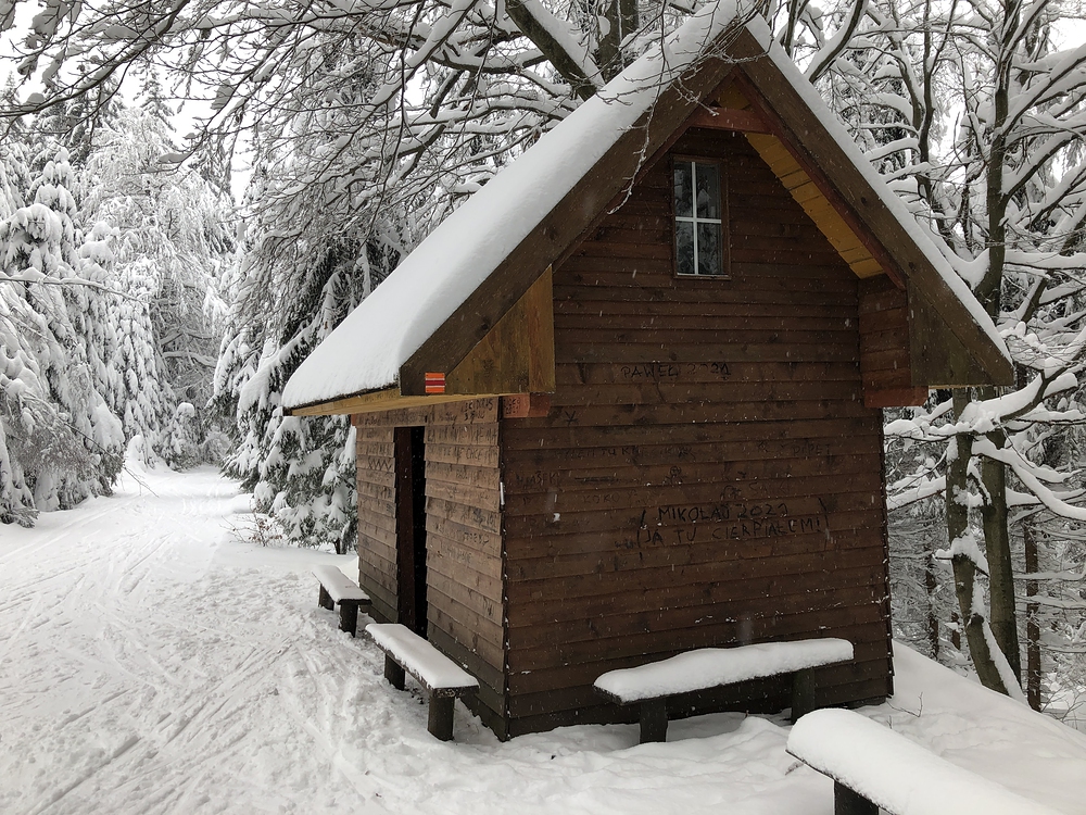 Na Polské straně, volně otevřená i s povalem