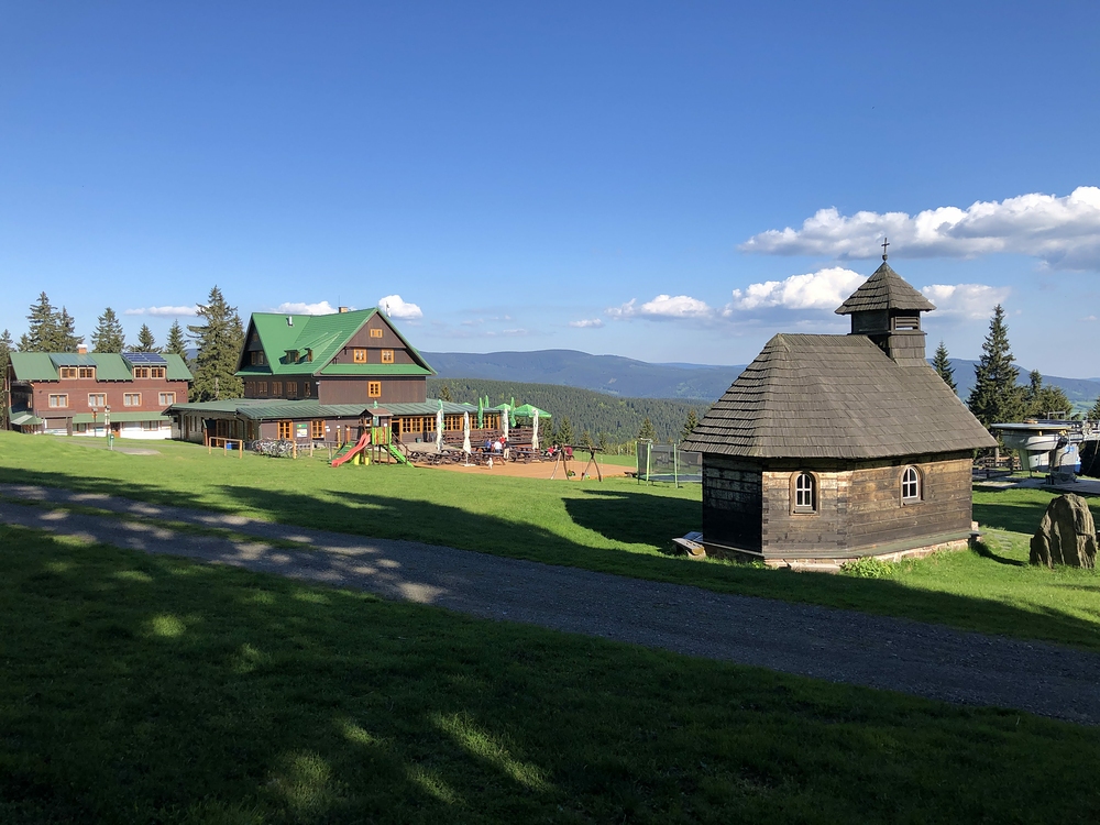 Paprsek, výhledy, pivo, kola, odpočinek a chladný vzduch.