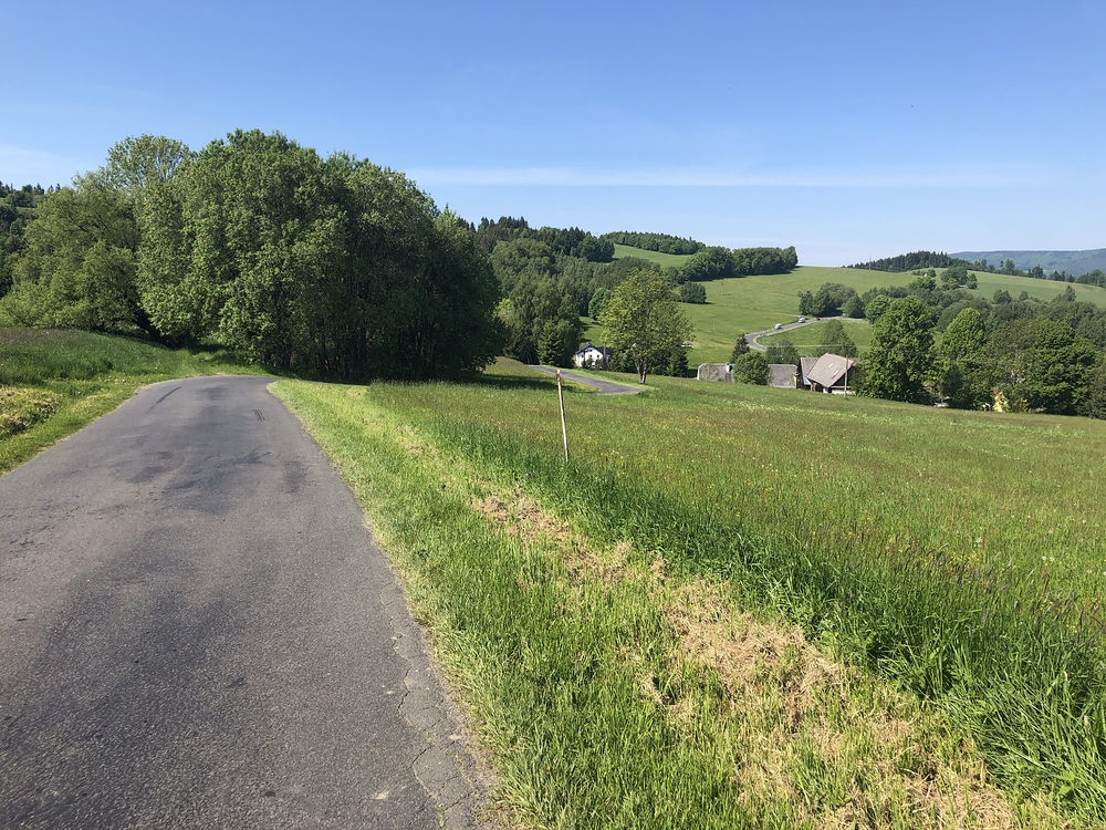 Vzadu je vidět cesta na Lužnou, kudy jezdíme často autem do Šumperka