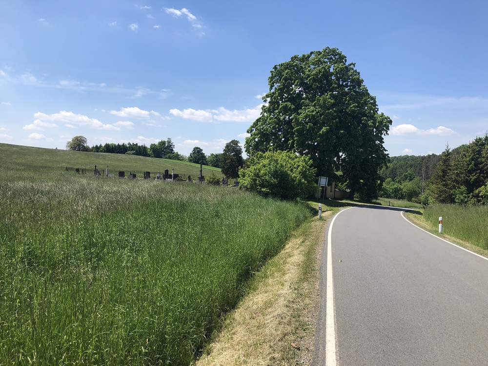 Hřbitůvek u vesničky Veselí