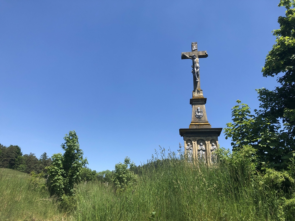 Křížek u sjezdu do Vranové, pak už jen po rovině až do Brna