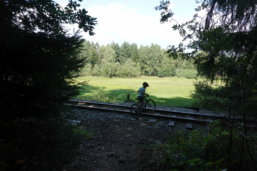 Přes koleje úzkorozchodné železnice