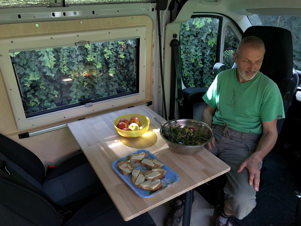 Na poslední chvíli s Laďou doděláváme stůl a postele