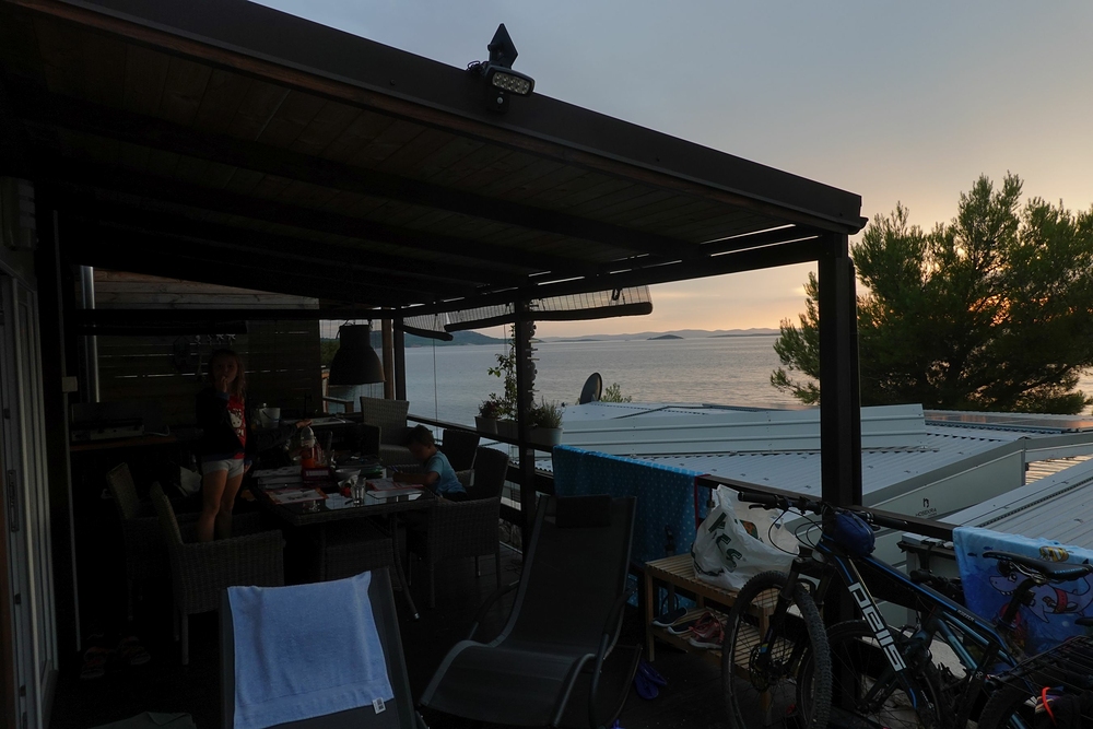 Na terasu jsme se těšili, trávíme tam většinu času