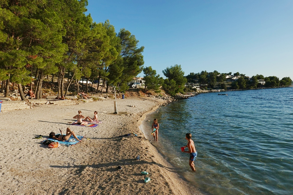 Maky na pláži, děti ve vodě, pohoda