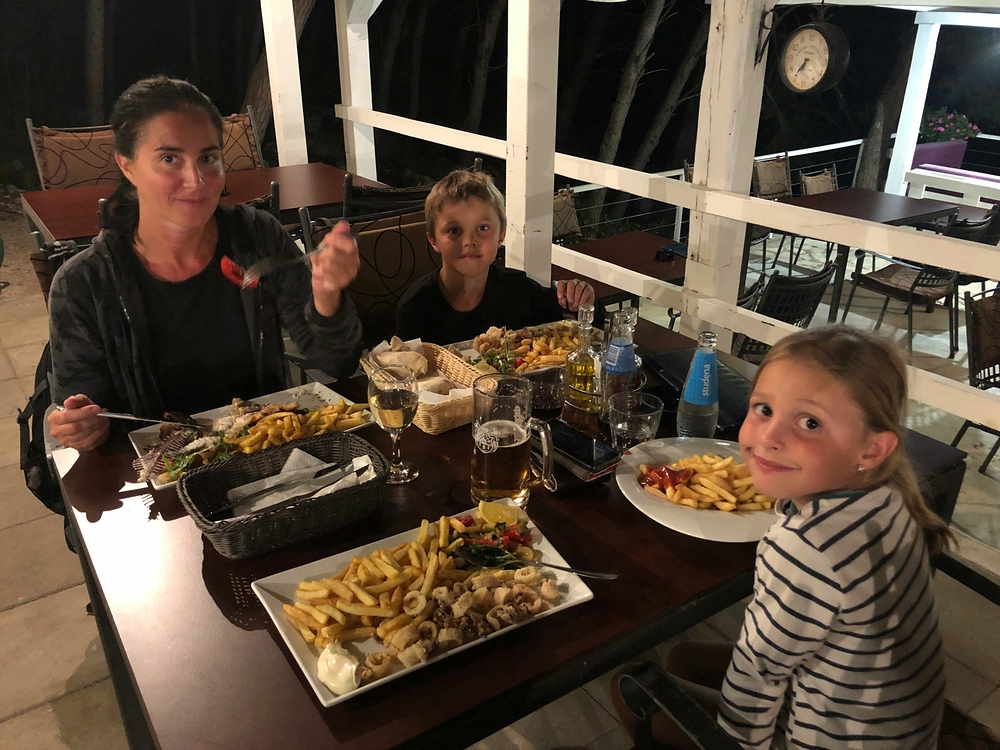 Mořská večeře v místním Rapa Nui