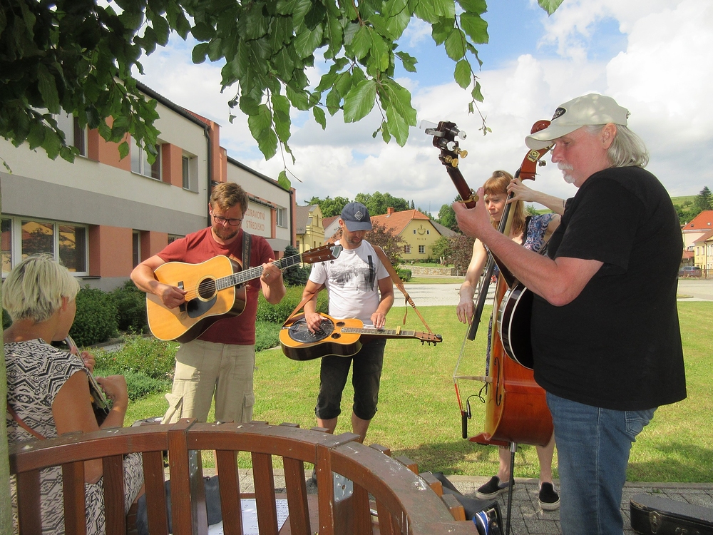 Mezitím zkouška v parku
