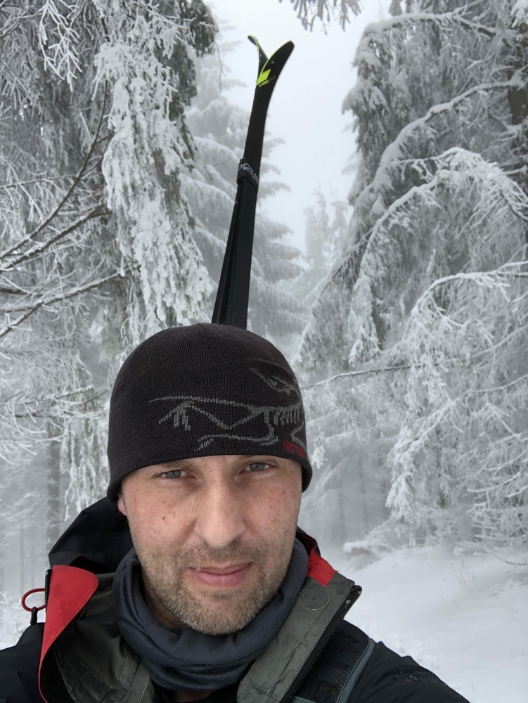 Lyže nesu na zádech až nahoru na Skalku