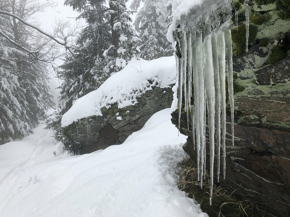 Skalnatá pasáž a za ní prudký sráz na Muřinkový vrch