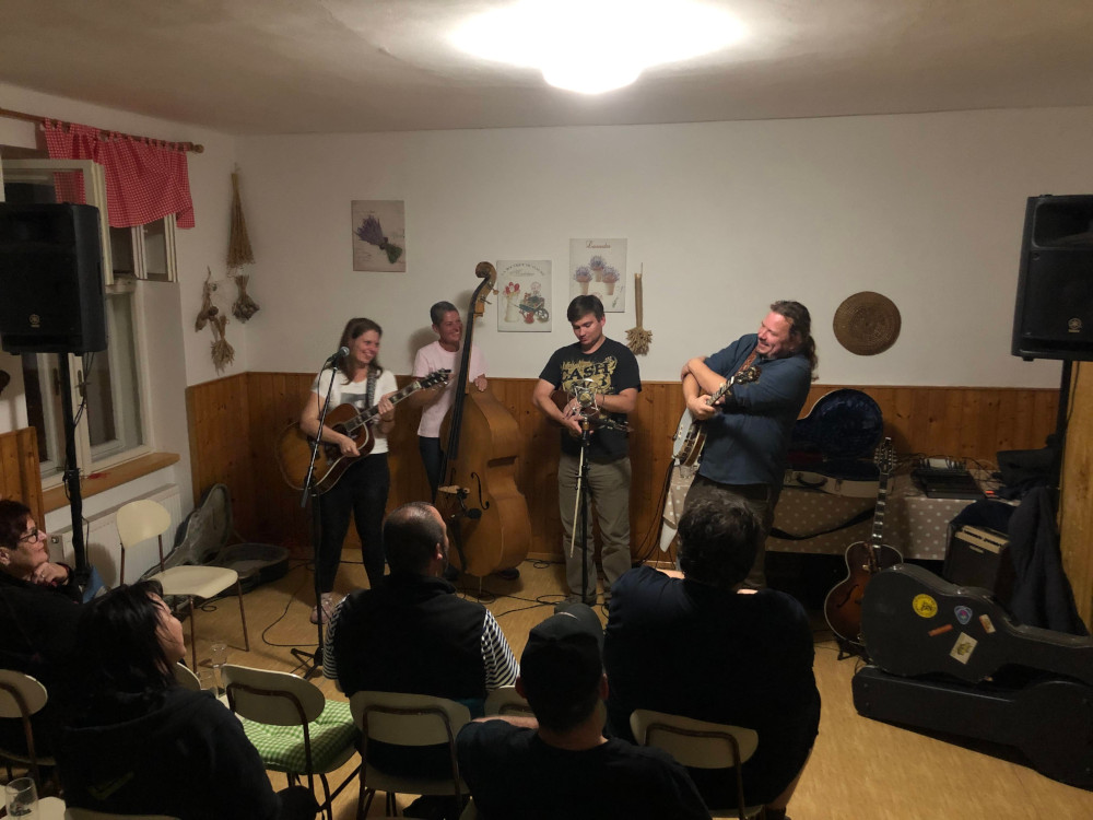 Večírek v Nové Senince - hraje Vacuum Bell