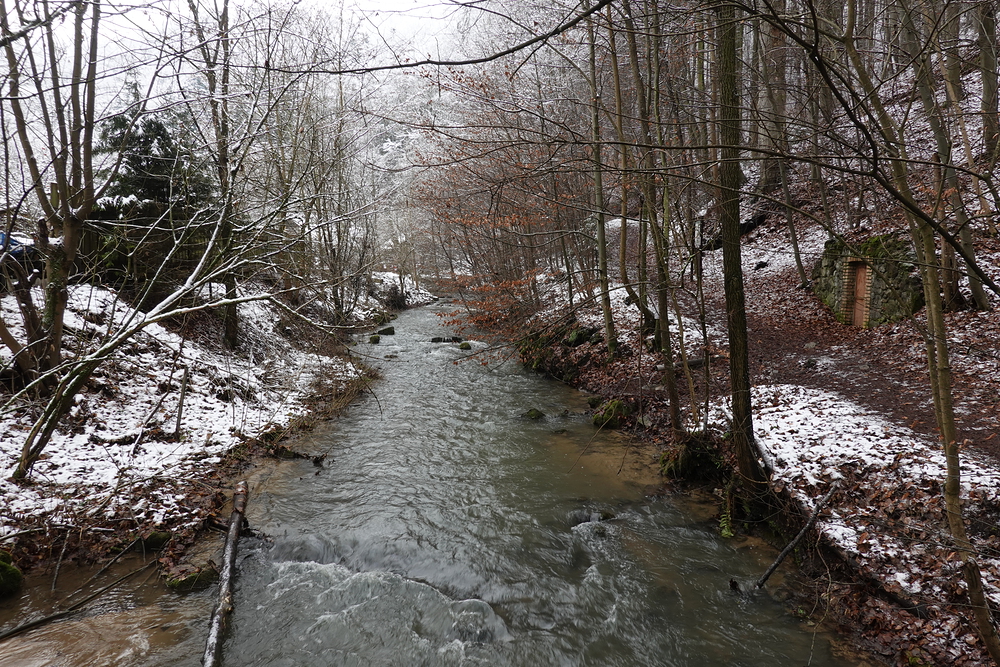Naše cesta vede vpravo po břehu