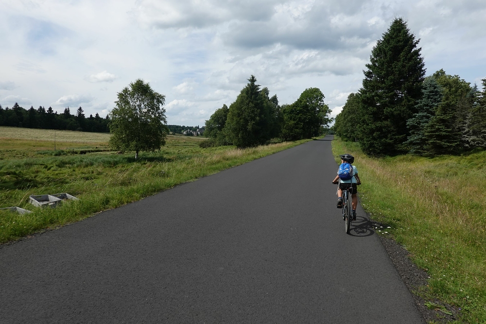 Vlevo za potokem je Německo