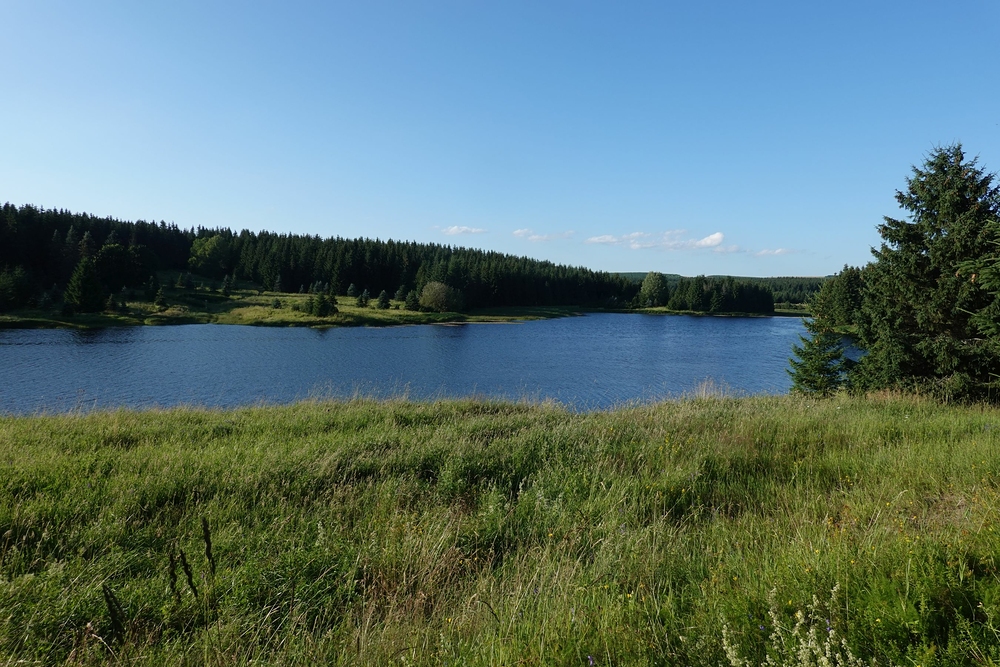Na protějším břehu jsou zbytky vesnice