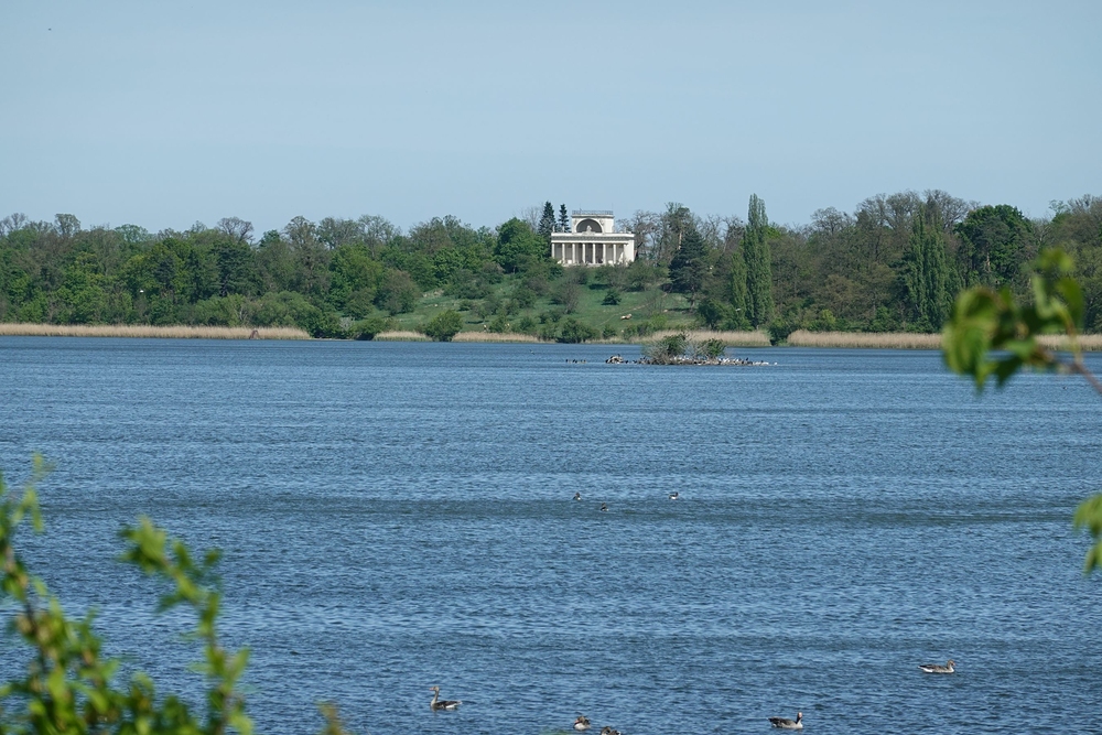 V dálce Apollonův chrám