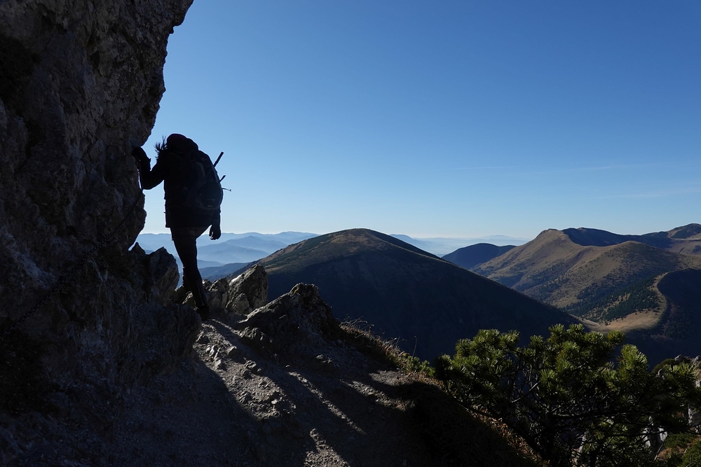 Sestup z Velkého Rozsutce je plný řetězů a žebříků