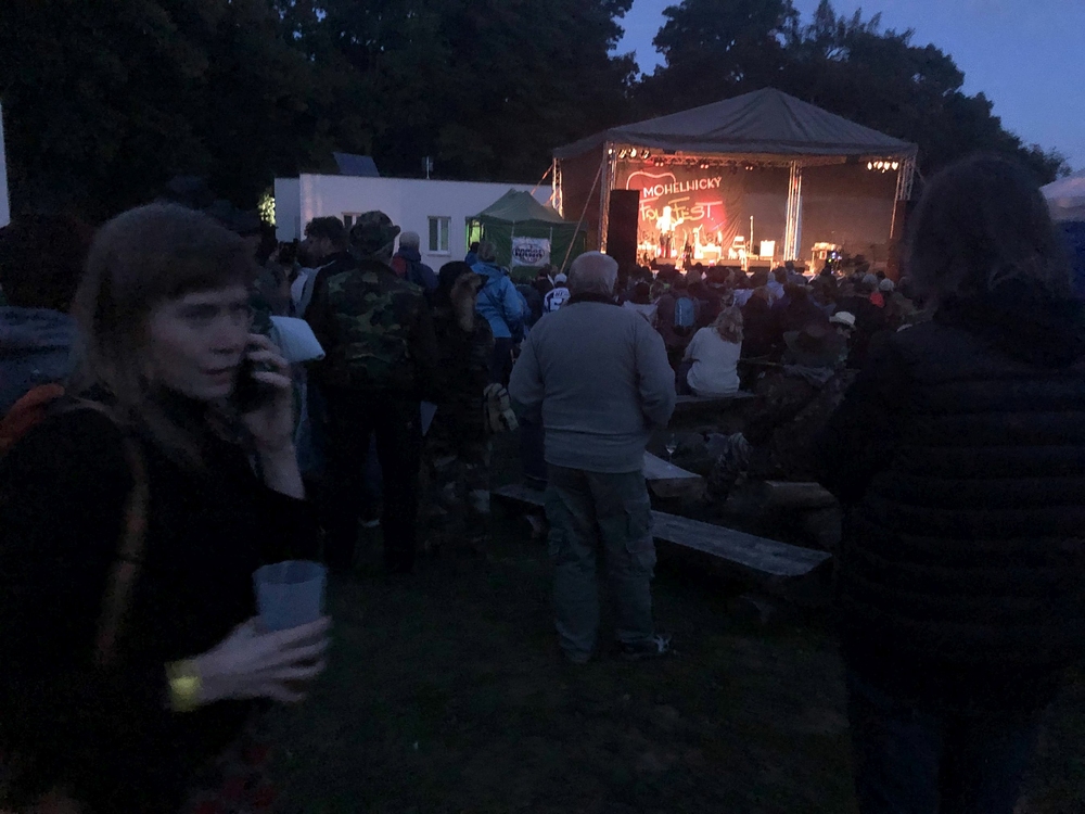 Loes vlevo a Luboš Malina vpravo, sledujeme Zenkla s Kozákem