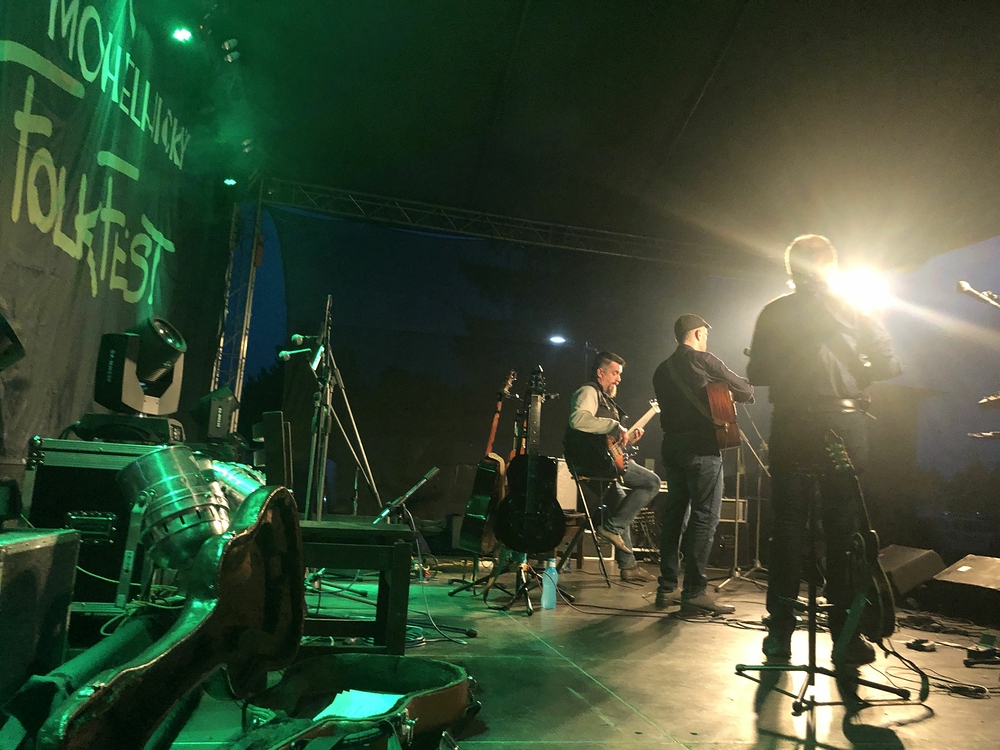 Za pár minut tam budeme stát my