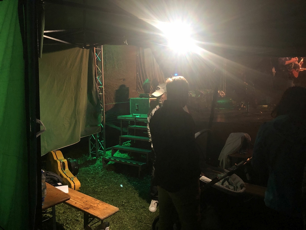 Backstage - nástroje a kočárek, to je SK Band