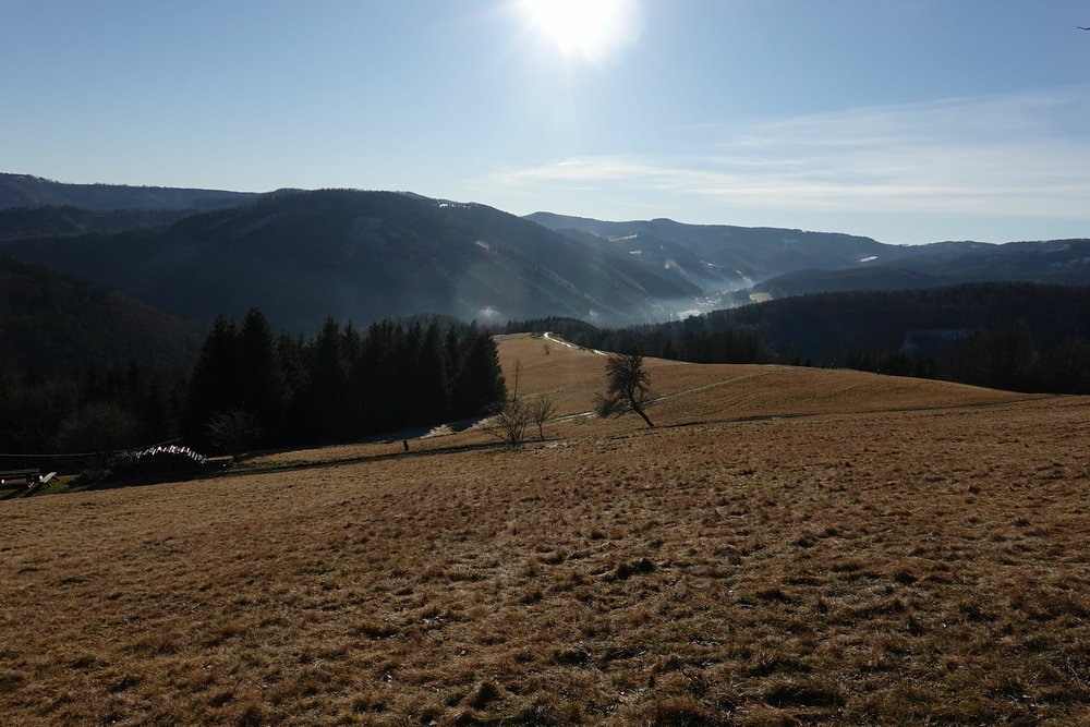 Horní Lomná z Kamenitého, vzadu hraniční hřeben