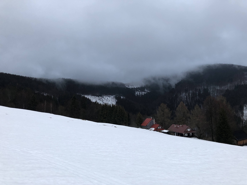 Chaloupky, vzadu Kozubová