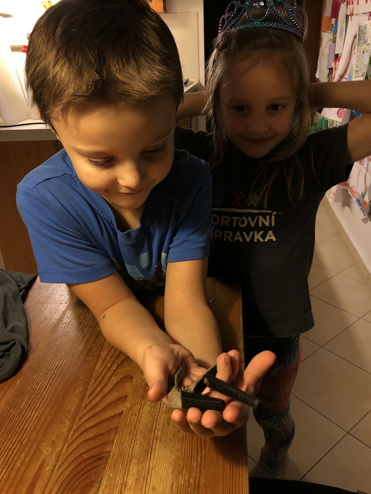 A hned jsme našli kapodastr. Matýsek je nadšený.