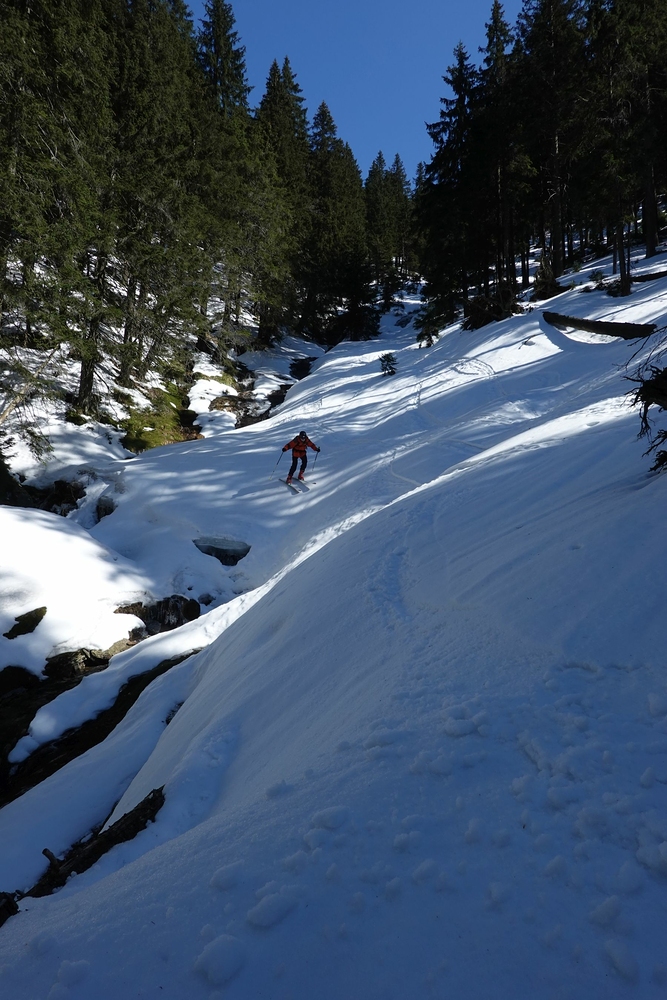 Dojezd krásného firnového sjezdu Klepáčským potokem