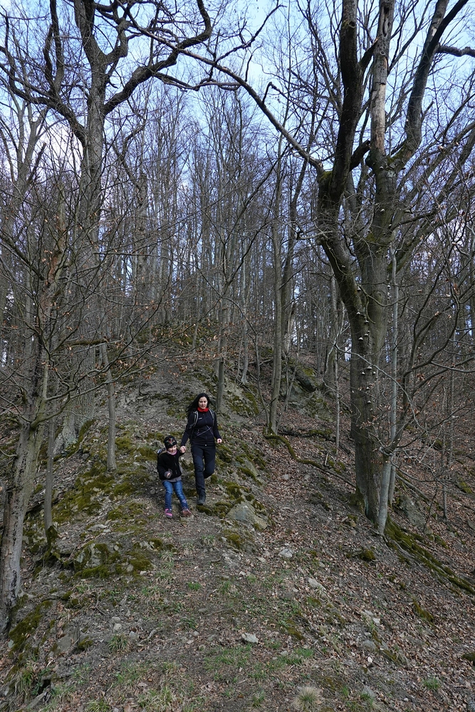 Áďa s Maky na hřebínku nad vyhlídkou