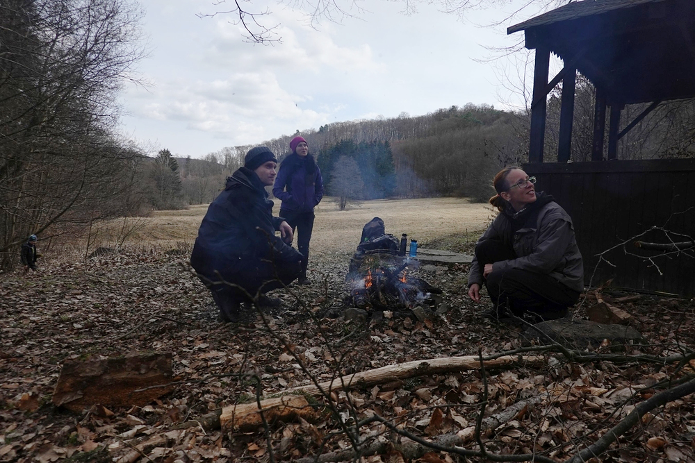 Rodiče v teple u ohně, děti různě po okolí