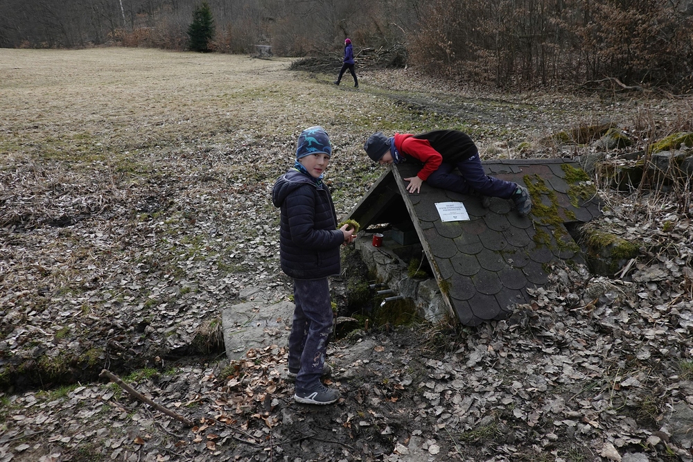 Mates zlobí, Maky v dálce tradičně hledá tajné místo 
