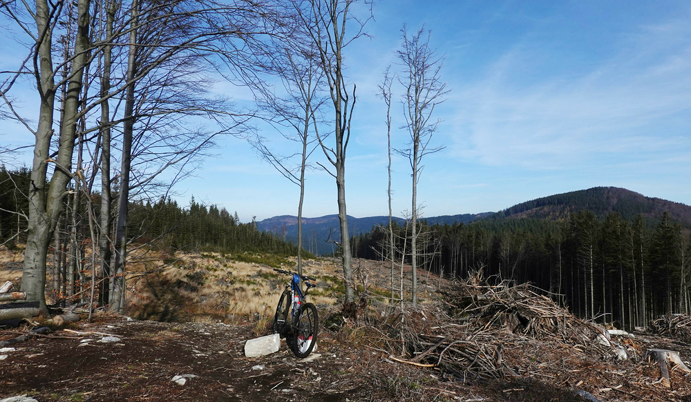 V dálce hřeben, po kterém pojedu