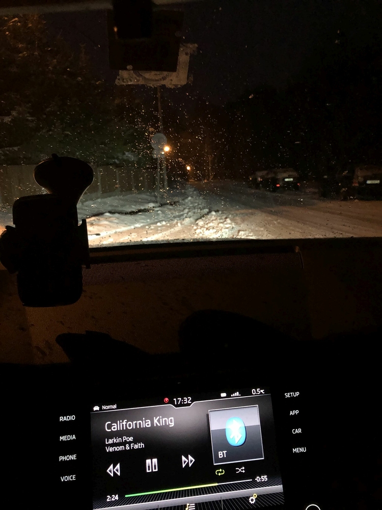 Čekám pod horama na kluky a poslouchám Larkin Poe