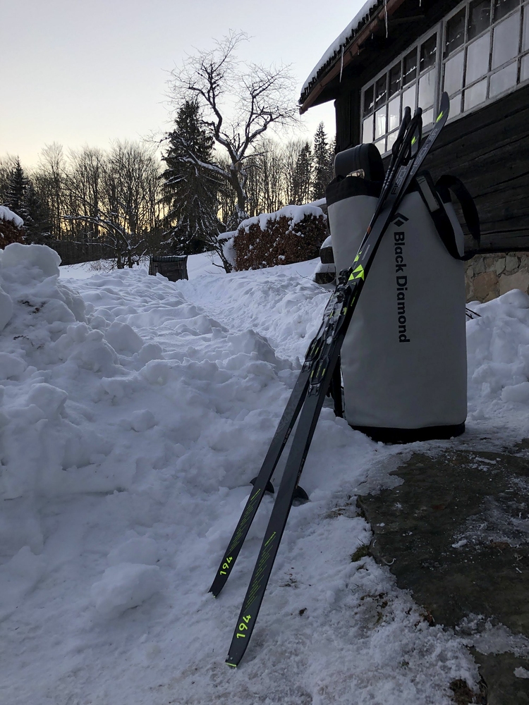 Běžky na nohy, pytel na záda