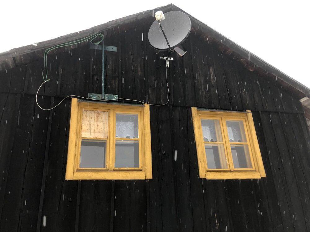 Před odjezdem stihl Mates rozbít sousedům okno