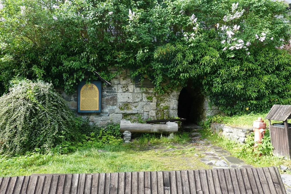 Nenápadný vstup, za 45 minut se prý dalo projít skrz horu do jiného údolí