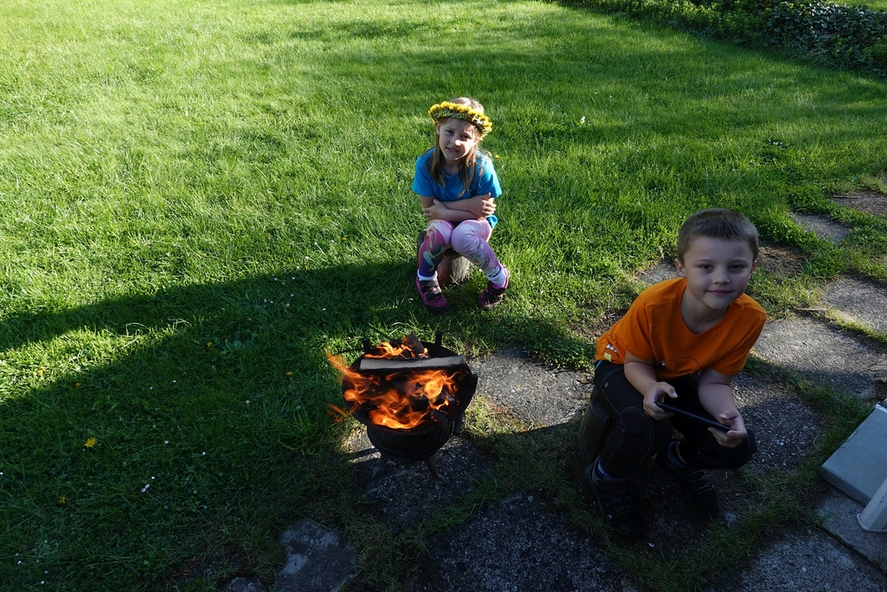 Špekáčky před chalupou