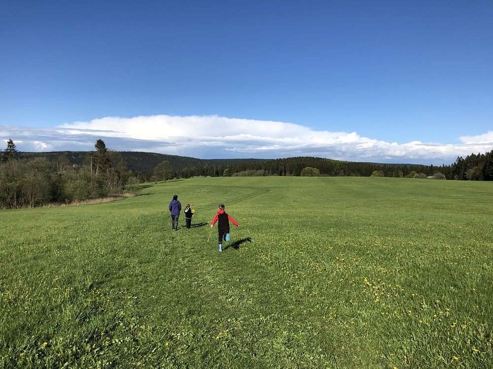 Dolů do Svratky kolem křížku