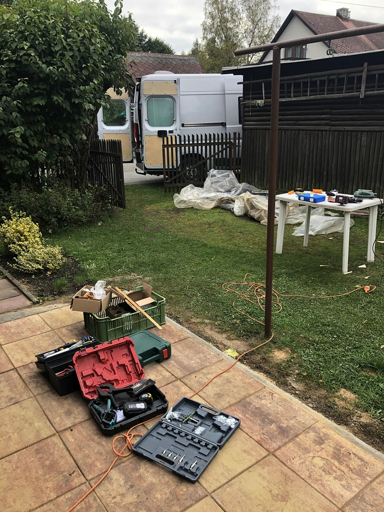 Něco málo dělám na autě. Je vidět nová dlažba