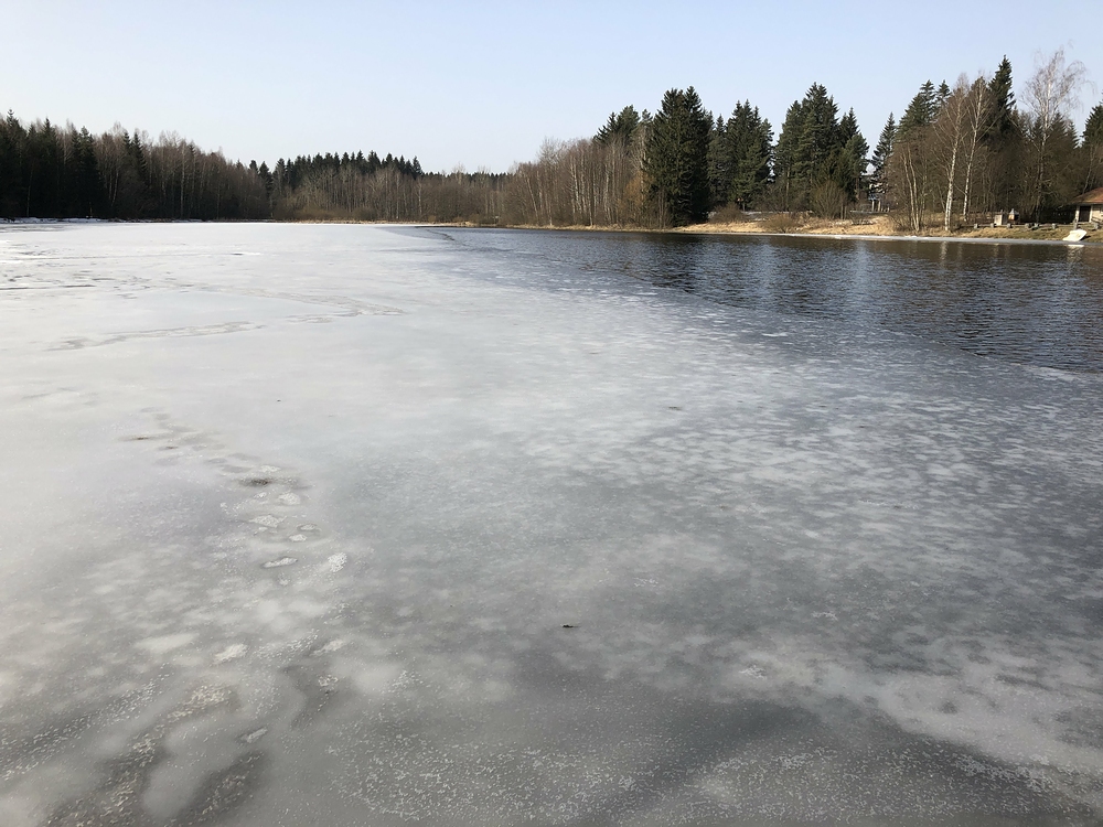 Na rybníce ještě hodně ledu