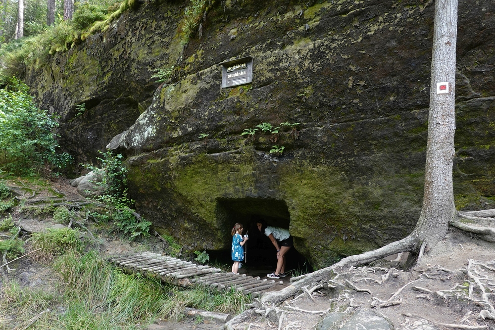 Studánka vysekaná ve skále
