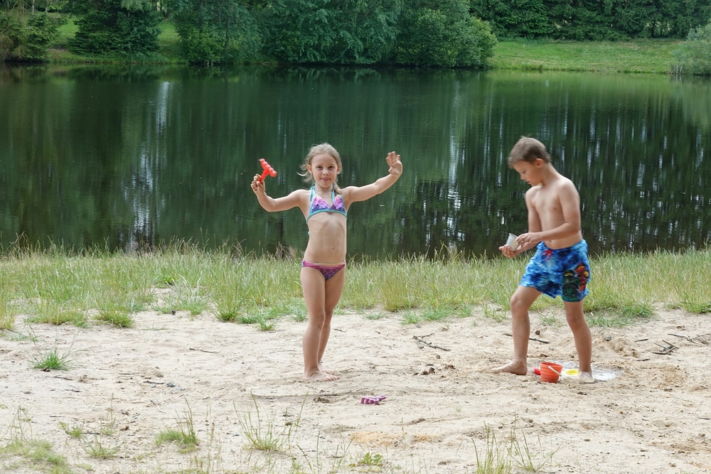 Voda je studená, pískoviště nezklamalo