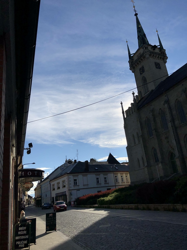 Polička - má oblíbená kompozice kostela s vchodem do Hotelu