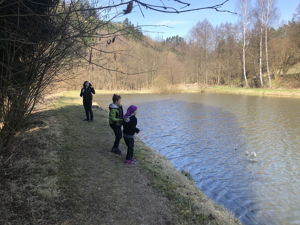 Bez házení se nedá projít kolem žádné vody