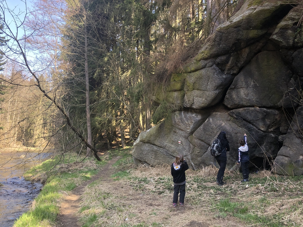 Něco je tam ve spáře